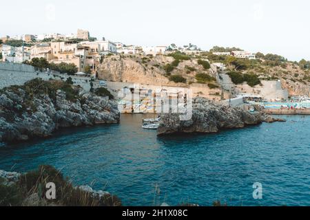 vue sur une petite ville de puglia: castro Banque D'Images