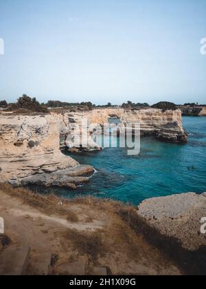 une vue magnifique sur faraglioni di sant'andrea à puglia Banque D'Images