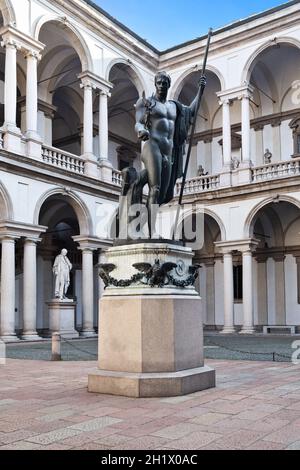 Milan, Italie - 26 janvier 2020 : Napoléon Bonaparte comme Mars le faiseur de paix, une copie en bronze de la sculpture en marbre d'Antonio Canova, le principal courtyar Banque D'Images