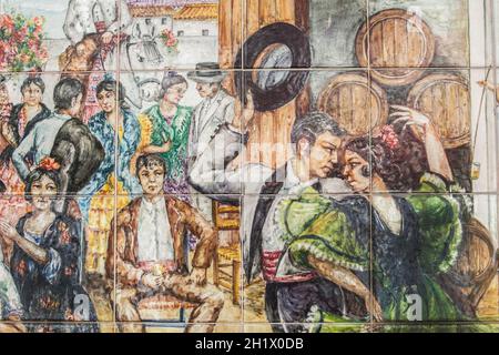 Séville, Espagne - 27 septembre 2020 : danseurs de flamenco dans une taverne andalouse typique. Panneau en carreaux émaillés Sevillian Banque D'Images