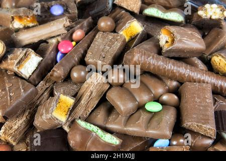 Image plein cadre d'un assortiment de barres de chocolat et d'en-cas pour tous les jours Banque D'Images