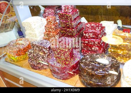 Variété de lokum traditionnel turc à partir de jus de grenade. Dessert typique du Moyen-Orient et délice turc Banque D'Images