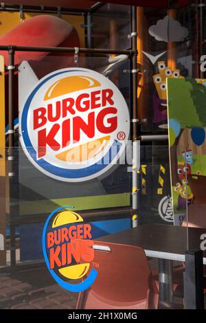 Le symbole Burger King sur les fenêtres du magasin Banque D'Images