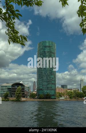 Westhafen Tower et des appartements privés à Francfort, Allemagne Banque D'Images