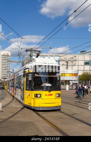 Berlin, Allemagne - 23 avril 2021 : tramway Bombardier FLEXITY transport en commun Alexanderplatz à Berlin, Allemagne. Banque D'Images