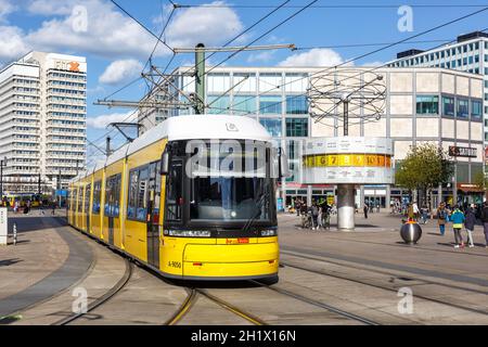 Berlin, Allemagne - 23 avril 2021 : tramway Bombardier FLEXITY transport en commun Alexanderplatz à Berlin, Allemagne. Banque D'Images