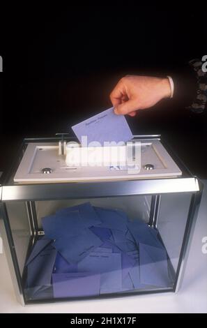 Homme qui a voté dans une urne, France Banque D'Images