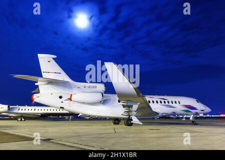 Stuttgart, Allemagne - 28 février 2018 : avion VW Air Services Dassault Falcon 8X à l'aéroport de Stuttgart (STR) en Allemagne. Banque D'Images