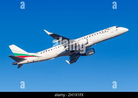 Francfort, Allemagne - 13 février 2021 : avion Bulgarie Air Embraer 190 à l'aéroport de Francfort (FRA) en Allemagne. Banque D'Images