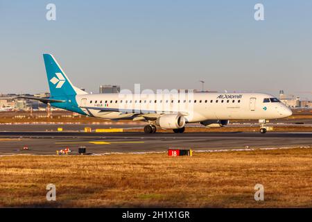 Francfort, Allemagne - 13 février 2021 : avion Air Dolomiti Embraer 195 à l'aéroport de Francfort (FRA) en Allemagne. Banque D'Images