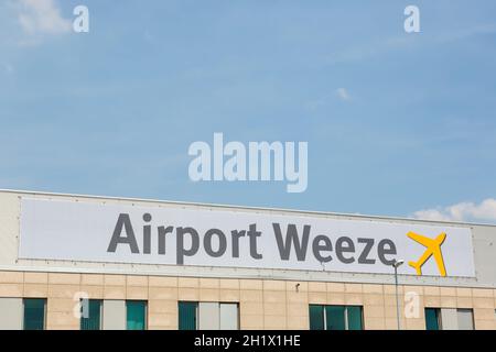 Weeze, Allemagne - 23 juin 2019 : logo Weeze Niederrhein Airport (NRN) en Allemagne. Banque D'Images