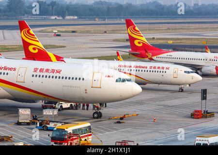 Pékin, Chine - 2 octobre 2019 : avions Airbus et Boeing de Hainan Airlines à l'aéroport de Beijing Capital (PEK) en Chine. Banque D'Images