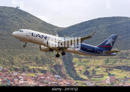 Cuzco, Pérou - 2 février 2019 : avion LAN Airbus A320 à l'aéroport de Cuzco (CUZ) au Pérou. Airbus est un fabricant européen d'avions basé à Toulouse, Banque D'Images