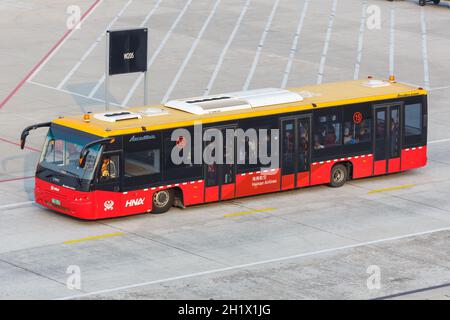 Beijing, Chine - 2 octobre 2019 : autobus à tablier Hainan Airlines Aeroabus à l'aéroport de Beijing Capital (PEK) en Chine. Banque D'Images