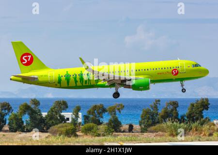 Rhodes, Grèce - 12 septembre 2018 : avion Airbus A320 de S7 Airlines à l'aéroport de Rhodes (RHO) en Grèce. Airbus est un fabricant d'avions européen ba Banque D'Images