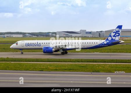 Amsterdam, pays-Bas - 21 mai 2021: Belavia Embraer 195 E2 avion à l'aéroport d'Amsterdam Schiphol (AMS) aux pays-Bas. Banque D'Images