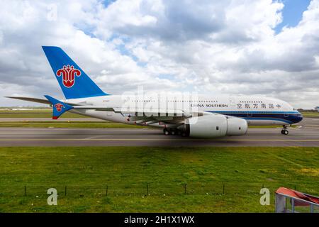 Amsterdam, pays-Bas - 21 mai 2021 : avion Airbus A380-800 de China Southern Airlines à l'aéroport d'Amsterdam Schiphol (AMS) aux pays-Bas. Banque D'Images