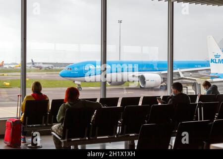 Amsterdam, pays-Bas - 21 mai 2021 : passagers avec un avion KLM Royal Dutch Airlines à l'aéroport d'Amsterdam Schiphol (AMS) aux pays-Bas. Banque D'Images