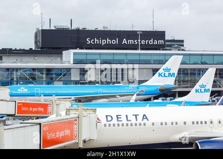 Amsterdam, pays-Bas - 21 mai 2021 : avions à l'aéroport d'Amsterdam Schiphol (AMS) aux pays-Bas. Banque D'Images