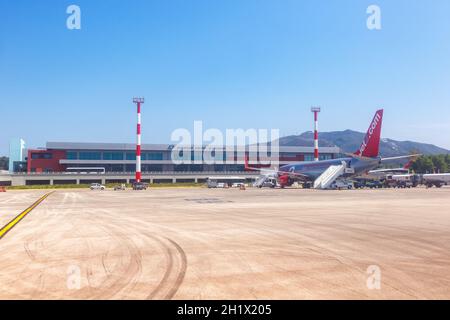 Zakynthos, Grèce - 20 septembre 2020 : avion Jet2 Boeing 737-800 et terminal de l'aéroport de Zakynthos (ZTH) en Grèce. Banque D'Images