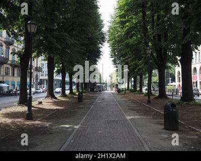 TURIN, ITALIE - VERS AOÛT 2021 : avenue Corso Siccardi Banque D'Images