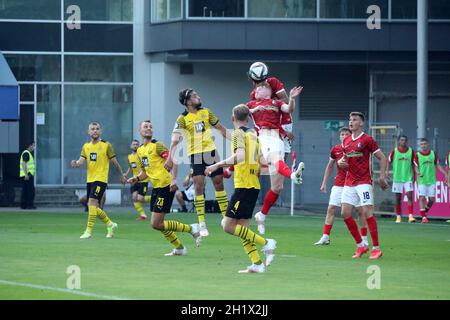 Gemeinsame Kopfball-Abwehr: Wagner Robert (SC Freiburg II U23) und Kevin Schade (SC Freiburg II U23) bugsieren den ball aus dem Strafranum, Yannik Enge Banque D'Images