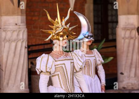 Cracovie, Pologne - 29 juillet 2021: Représentation - Harmonia Mundi interprétée par Cracovie Danza Ballet dans la cour du Collegium Maius de Jagiell Banque D'Images