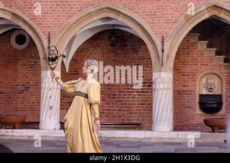 Cracovie, Pologne - 29 juillet 2021: Représentation - Harmonia Mundi interprétée par Cracovie Danza Ballet dans la cour du Collegium Maius de Jagiell Banque D'Images