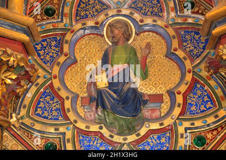 Paris - intérieur de la Sainte-Chapelle (Sainte Chapelle). La Sainte-Chapelle est une chapelle gothique médiévale royale à Paris et l'un des plus célèbres monu Banque D'Images