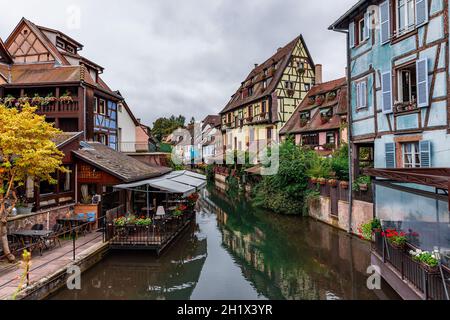 Maisons historiques colorées au bord du lac et du pont de Colmar France Banque D'Images