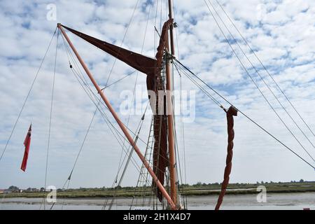 gros plan sur de magnifiques navires en mât et en montant contre un ciel bleu profond avec des nuages en été Banque D'Images