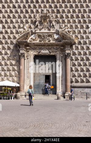 Naples, Italie - 27 juin 2021 : façade de l'église baroque Gesu Nuovo, portail décoratif Banque D'Images