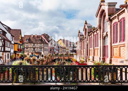 Maisons historiques colorées au bord du lac et du pont de Colmar France Banque D'Images