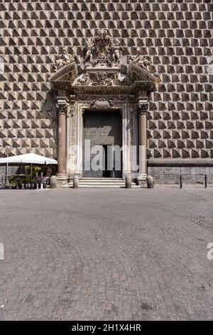 Naples, Italie - 27 juin 2021 : façade de l'église baroque Gesu Nuovo, portail décoratif Banque D'Images