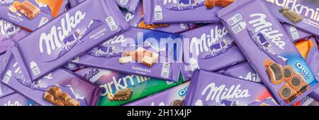 Stuttgart, Allemagne - 3 mars 2021: Chocolats Milka chocolat différents types variété arrière-plan bannière en Allemagne. Banque D'Images