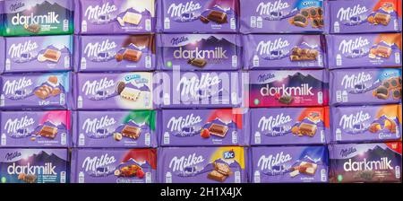 Stuttgart, Allemagne - 3 mars 2021: Chocolats Milka chocolat différents types variété arrière-plan bannière en Allemagne. Banque D'Images