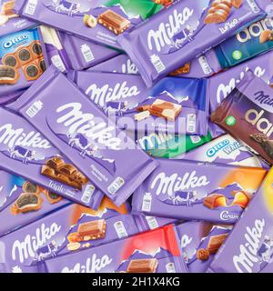 Stuttgart, Allemagne - 3 mars 2021: Chocolats Milka chocolat différents types variété fond carré en Allemagne. Banque D'Images