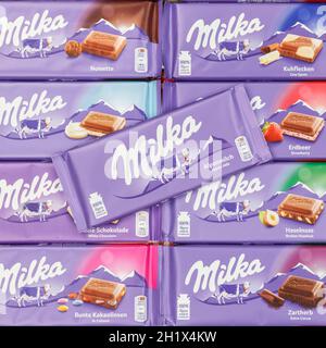 Stuttgart, Allemagne - 3 mars 2021: Chocolats Milka chocolat différents types variété fond carré en Allemagne. Banque D'Images