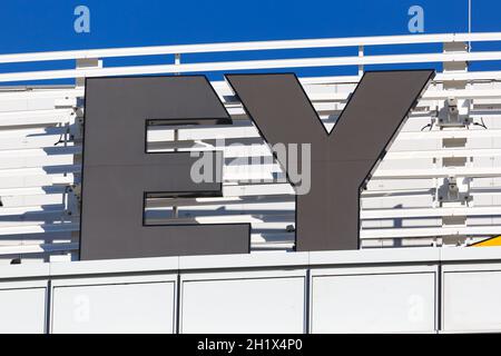 Stuttgart, Allemagne - 19 décembre 2020 : siège du logo Ernst & Young EY à l'aéroport de Stuttgart en Allemagne. Banque D'Images