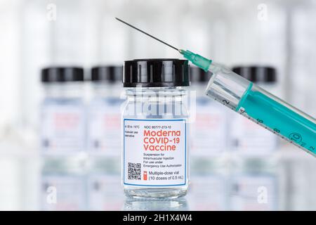 Stuttgart, Allemagne - 19 mars 2021: Moderna coronavirus Vaccine Corona virus COVID-19 Covid seringues vaccins en Allemagne. Banque D'Images