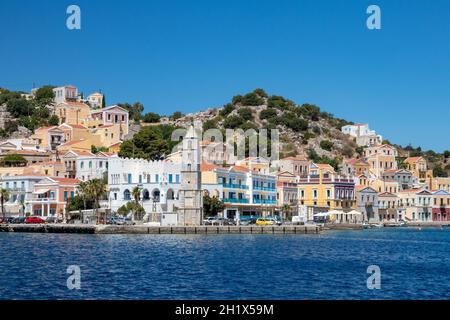 SYMI, Grèce - 03 JUIN 2021. Le port de la ville de Symi avec les quartiers de Chorio et Gialos est l'un des plus beaux et romantiques dans l'ensemble Banque D'Images