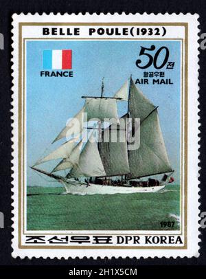 RPD Corée - VERS 1987: Timbre-poste coréen dédié à l'ancien voilier.Bateau à voile français Belle poule sur mer.Voilier représenté sur un poste Banque D'Images