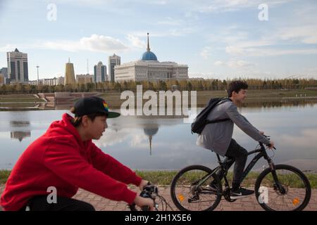 NUR SULTAN - KAZAKHSTAN - 04/28/2017: Vue sur la rivière Ishim (ESIL) et le palais du Président Banque D'Images