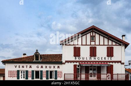 Une maison basque typique dans le vieux centre de Bidart sur la Côte Basque dans le sud de la France, qui abrite un restaurant (à gauche) et une boulangerie (à droite). Banque D'Images