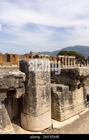 Pompéi, Naples, Italie - 26 juin 2021 : Forum de la ville détruite par l'éruption du volcan Vésuve, vue du Temple de Jupiter Banque D'Images