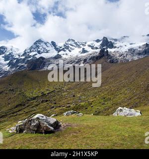 Belles montagnes sur Salkantay trek en chemin vers Machu Picchu, région de Cuzco dans les Andes péruviennes Banque D'Images