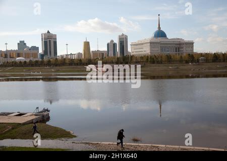 NUR SULTAN/KAZAKHSTAN - 04/28/2017: Vue sur la rivière Ishim (ESIL) et le palais du Président Banque D'Images