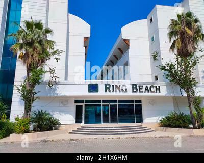 Beldibi, Kemer, Antalya, Turquie - 11 mai 2021: Ring Beach Hotel 5 ou village de villégiature sur la côte méditerranéenne d'Antalya.C'est une longue rue bordée Banque D'Images