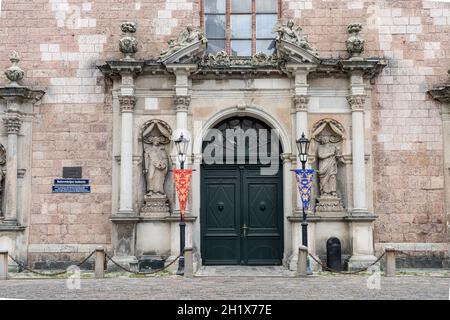 Riga, Lettonie. Août 2021. Vue sur la porte d'entrée de l'église Saint-Pierre dans le centre-ville Banque D'Images