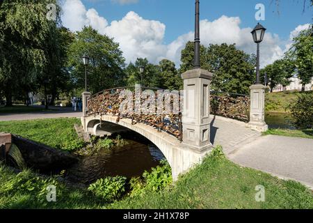 Riga, Lettonie. Août 2021. Vue sur le pont de l'amour dans le parc de la ville Banque D'Images